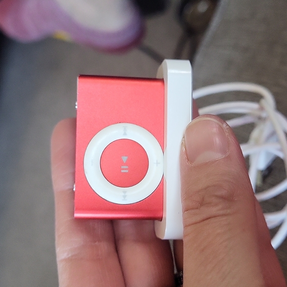 Apple Other - 1GB IPOD SHUFFLE // Limited Edition Red